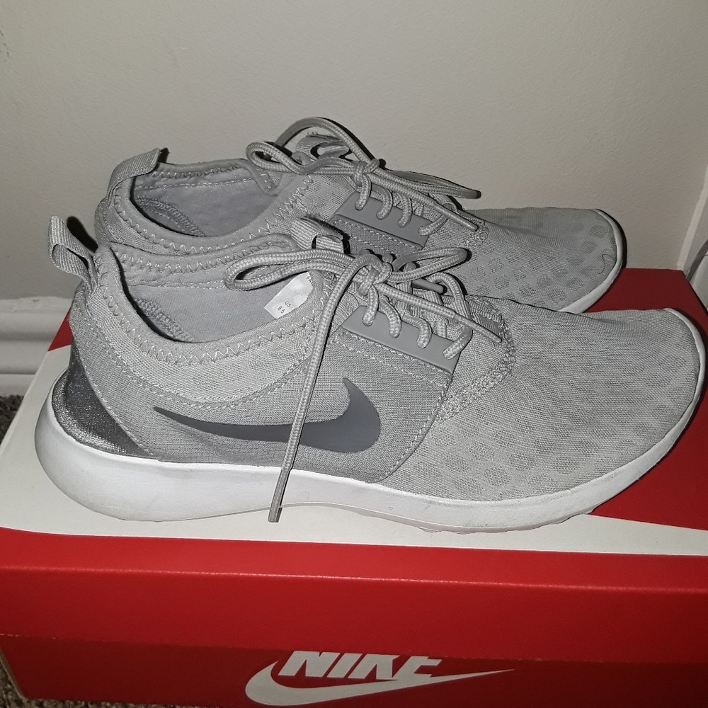 Nike Juvenate Gray/White Sneaker/Shoes (like New)